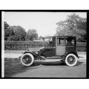 Photo Checkered cab?, White House in background; Washington, D.C. 1921