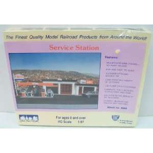  IHC 3509 HO Scale Service Station Kit Toys & Games