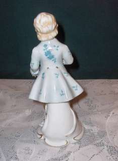 Up for sale is a beautiful vintage pair of porcelain figurines.