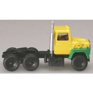  HO Ford 9000 Tractor, Yellow/Green ATL1239 Toys & Games